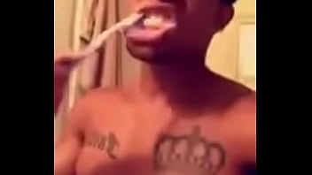 Preview 3 of Hot Ass Big Gem Girl - Neg&atilde_o da picona escovndo os dentes | Black man brushing teeth | monster cock