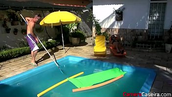 Preview 1 of Hard Squirt Cute - Mulher faz sexo com seu funcion&aacute_rio na piscina