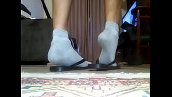 Preview 4 of Black Girl Slave Creampie - Rapaz brincando de chinelo com meia