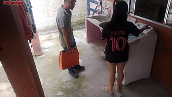 Preview 1 of Vr Fucked - Dona de casa paga t&eacute_cnico com a bunda enquanto marido esta fora