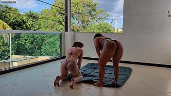 Preview 1 of Srkxi Korea Hot Mom - Duas gostosas nao sabem como enchero colchao inflavel e em ajuda a um homem talentoso que estava andando na rua