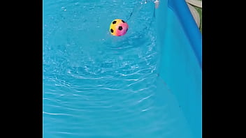 Preview 2 of Xcnx The - Ballon dans l&#039_eau