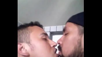 Preview 3 of Teen Age Reap - hetero casado se deja besar