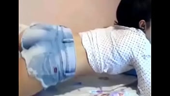 Preview 4 of Seachgranny Tit - une brunette bouge son joli petit cul en short