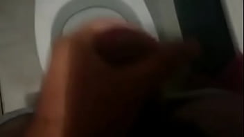 Preview 2 of Huge Count Skinny Bass - Voy al lavabo me masturbo y me corro