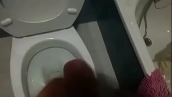 Preview 3 of Huge Count Skinny Bass - Voy al lavabo me masturbo y me corro