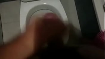 Preview 1 of Huge Count Skinny Bass - Voy al lavabo me masturbo y me corro