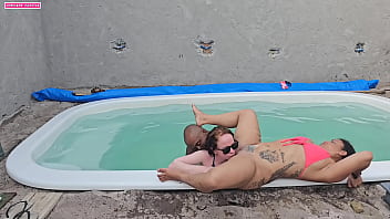 Preview 4 of Drop On - BATENDO UMA NA PISCINA E FUDENDO DUAS GOSTOSAS COM GOSADA DENTRO