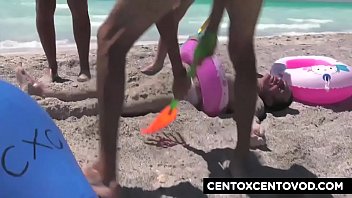 Preview 1 of Kajal And Saruc Xnxx - GangBang in spiaggia! Che culo Valentina CentoXCento