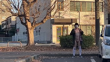 Preview 4 of Mia Khalifa In Usa - 女装子まゆちゃんがどこかの駐車場で全裸に羽織っていたアウターの前を広げて露出プレイをするその真後ろを人が通り過ぎていく