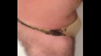Preview 2 of Ibu Kos Mandi D Intip - Homem de calcinha1A5.MOV