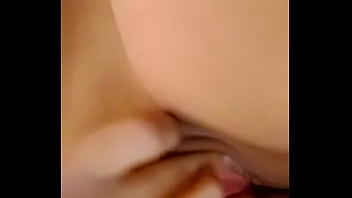 Preview 2 of Cream Pussy Small - Metendo o pente na buceta