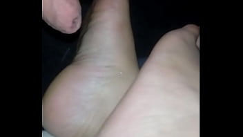 Preview 2 of All Leg Oral Sex - Gozando nos p&eacute_s da esposa do colega