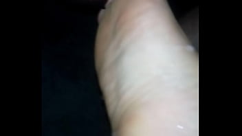 Preview 4 of All Leg Oral Sex - Gozando nos p&eacute_s da esposa do colega
