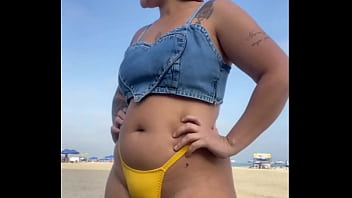Preview 2 of Naked News Kylie Morgan - FIZ O CARA FICAR DE PAU DURO NA PRAIA