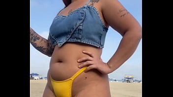 Preview 3 of Naked News Kylie Morgan - FIZ O CARA FICAR DE PAU DURO NA PRAIA
