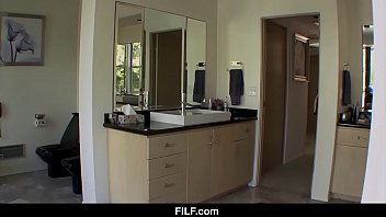 Preview 1 of Sek Durasi Indonesia - FILF - Helps Me To Clean My Body