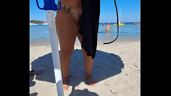 Preview 2 of Zabardasti Ki - teresa jones fa esibizionismo nella spiaggia si masturba con la gente vicino viene vista mentre a orgasmo