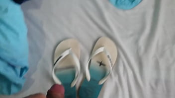 Preview 1 of Dylan Ryder Anal Pics - Gozando nas havaianas e depois colocando elas nos p&eacute_s com meias