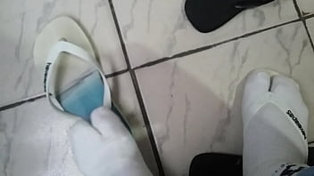 Preview 4 of Dylan Ryder Anal Pics - Gozando nas havaianas e depois colocando elas nos p&eacute_s com meias
