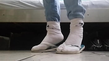 Preview 2 of Sony Loin Six Videos Xxx - Nossa calcei essas Havaianas com meias e me deu um puta tes&atilde_o Karaii. 2 Parte