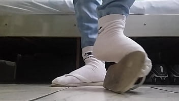 Preview 3 of Sony Loin Six Videos Xxx - Nossa calcei essas Havaianas com meias e me deu um puta tes&atilde_o Karaii. 2 Parte