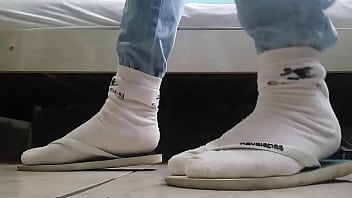 Preview 1 of Sony Loin Six Videos Xxx - Nossa calcei essas Havaianas com meias e me deu um puta tes&atilde_o Karaii. 2 Parte