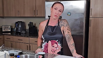 Preview 1 of Ebnoyteen Porn - Naked Cooking - Sweet Potato Pie