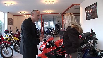 Preview 1 of Bro Sis Story Sex - Die geilen Drecks&auml_ue bedanken sich f&uuml_r das Motorrad - HD - anal
