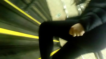 Preview 2 of Bra Xxxberland - Jovencita le gusta que le miren su rico culo por eso usa leggins