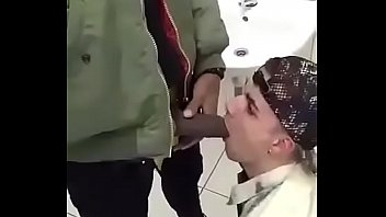 Preview 2 of Old Man Young Boy Romantic Video - Mamando e tomando mijo do neg&atilde_o no banheiro