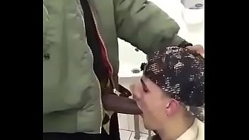 Preview 1 of Old Man Young Boy Romantic Video - Mamando e tomando mijo do neg&atilde_o no banheiro