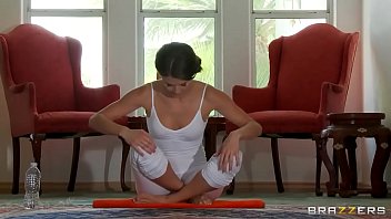 Preview 1 of Podi Anal - Brazzers - Dirty Masseur - Jenni Lee and Johnny Sins - Stretch Pants And Pulling Groins
