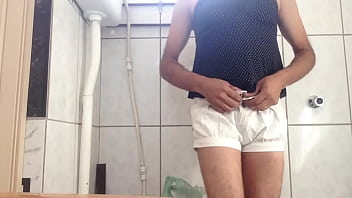 Preview 1 of Old Young Bolwjob - IMG 5052 Punhetando de blusinha preta seda e calcinha azadelta royal da La e shortinho branco achado 2017 .MOV