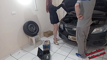 Preview 2 of Beautiful Mother Sex Education - Patroa com tes&atilde_o provoca mec&acirc_nico! Foderam ali mesmo na oficina.