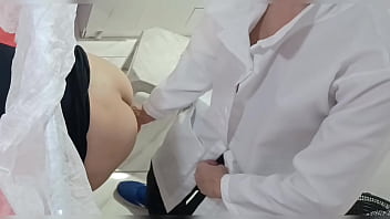 Preview 4 of Avgle Teen - Marido leva esposa no ginecologista estranho!