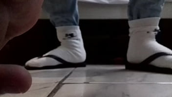 Preview 2 of Big Xxx Vdo - Aos que tem Fetiche por Havaianas com meias