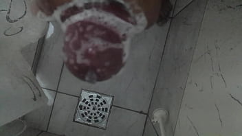 Preview 4 of St69 Free Porn - Punheta no banho