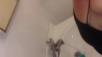 Preview 1 of Mosee Hotel - Vivi gets a golden shower