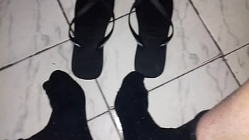 Preview 1 of Srabonti Xxxxx - Que tal usar meias pretas com Havaianas tamb&eacute_m pretas? &eacute_ uma delicia um tes&atilde_o