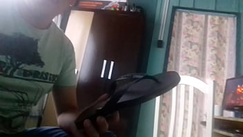 Preview 1 of U Prn - Lambendo as Havaianas deliciosas do meu amigo 2 parte