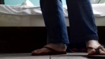Preview 2 of Saxsiy Filam - Chinelo Havaianas pretas e meus p&eacute_s. Parte 1