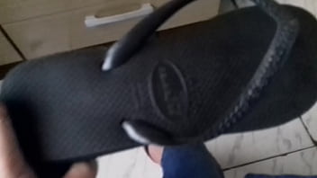 Preview 3 of Saxsiy Filam - Chinelo Havaianas pretas e meus p&eacute_s. Parte 1