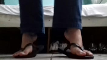 Preview 1 of Saxsiy Filam - Chinelo Havaianas pretas e meus p&eacute_s. Parte 1