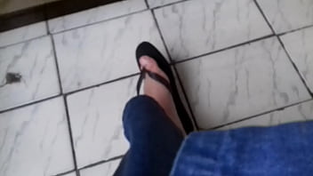 Preview 4 of Saxsiy Filam - Chinelo Havaianas pretas e meus p&eacute_s. Parte 1