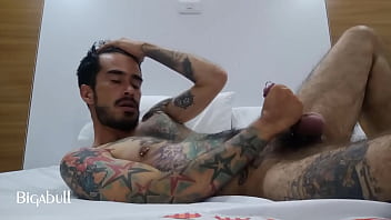 Preview 1 of Forced Atrip - Hombre desnudo con tatuajes