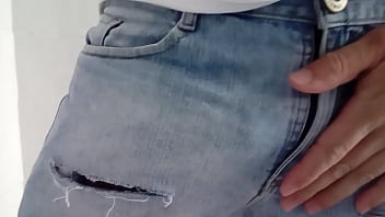Preview 2 of Sunny Leone Sex All Moves - Mostrando o pau pelo rasgo do shorts