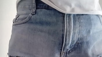 Preview 1 of Sunny Leone Sex All Moves - Mostrando o pau pelo rasgo do shorts