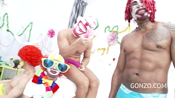 Preview 1 of Donde Estn Mis Videos - Ella Nova 10on1 Clown GangBang!?!? SZ1620