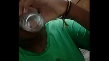 Preview 1 of Desi Xxx Vedio Downloding - negra estressada bebendo pitu